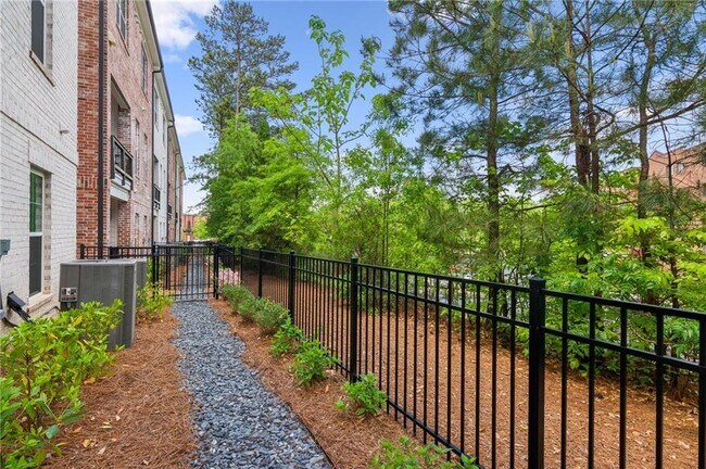 Building Photo - 427 Burton Dr