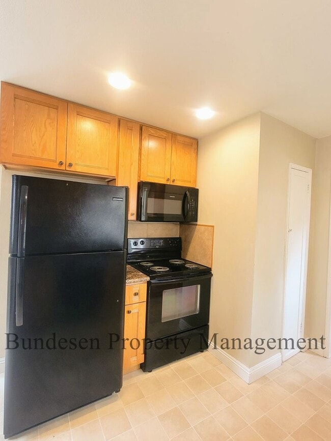 Building Photo - Charming 2 bedroom with vintage appeal