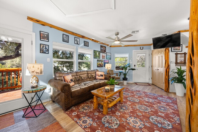 Building Photo - 105 Hi View Dr