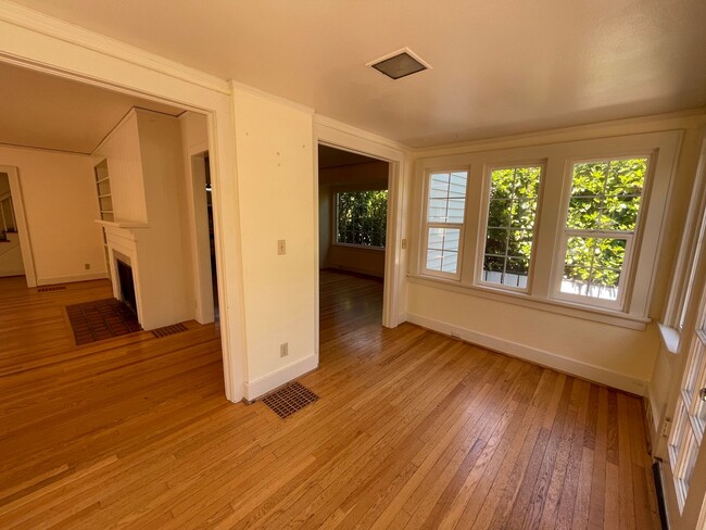 Building Photo - 4 bed/2 bath premier near UO Campus home w...