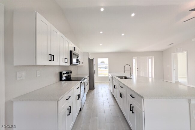 Building Photo - 707 Kismet Pkwy E