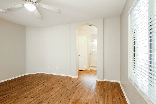 Building Photo - 11017 W Wilshire Dr