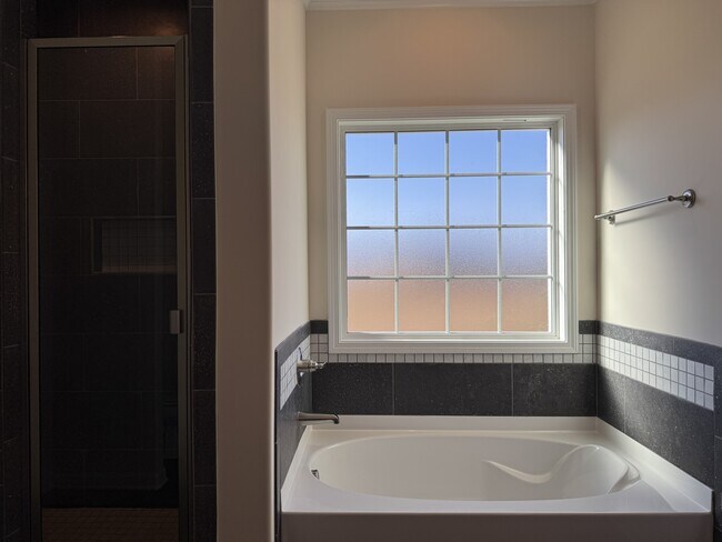 Building Photo - 360 Piedmont Ct