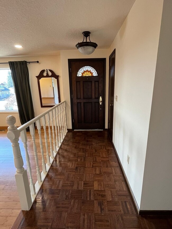 Building Photo - Beautiful One-Level Home with Sunroom, Vaulted Ceilings & Multiple Living Areas