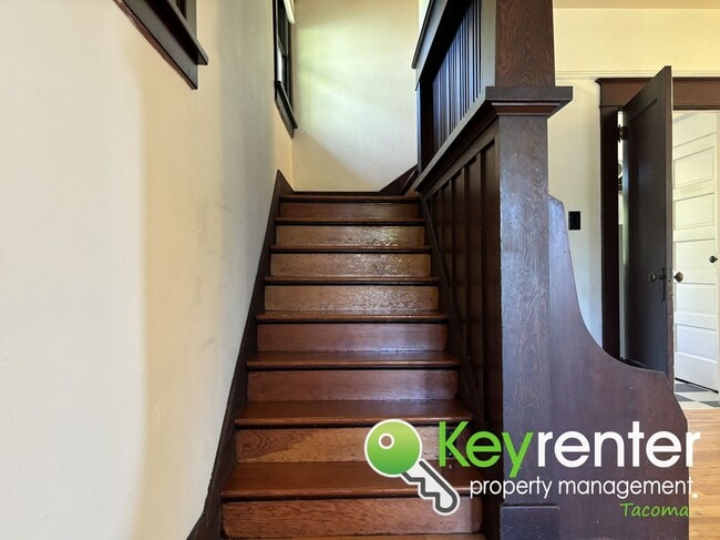 Building Photo - One of a Kind Craftsman House in Tacoma!