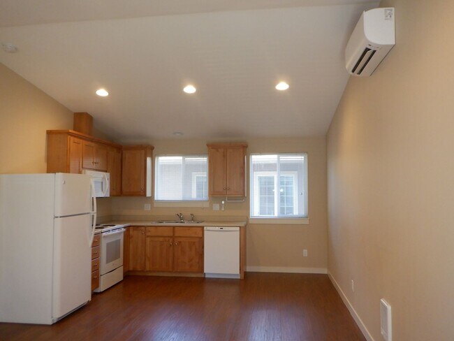 Building Photo - 1 Bed/1 Bath Duplex Unit in Fantastic Westside Bend Location - Knoll Ave