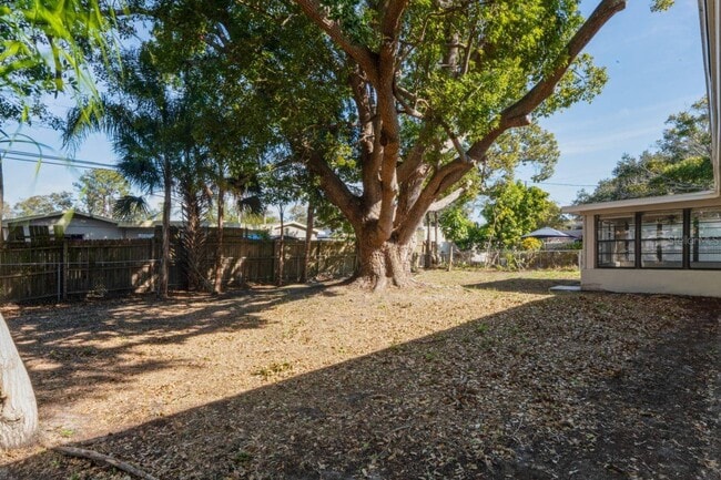 Building Photo - 1470 Overlea St