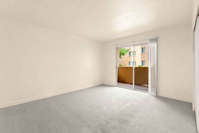 Building Photo - Spacious Ground-Level 2-Bedroom Condo Near...