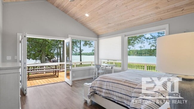 Building Photo - Gorgeous Waterfront Property with 4 Bedroo...