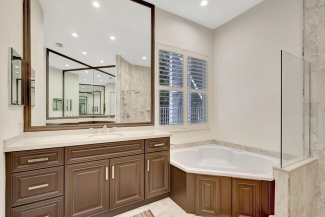 Building Photo - 10891 Fairmont Village Dr