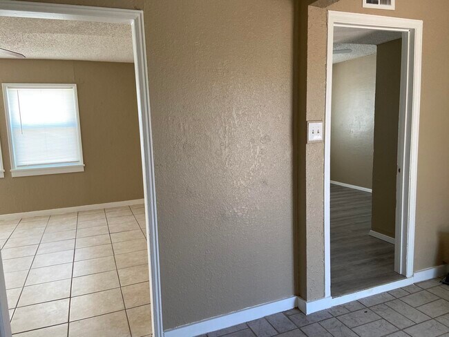 Building Photo - 601 Lomaland Dr