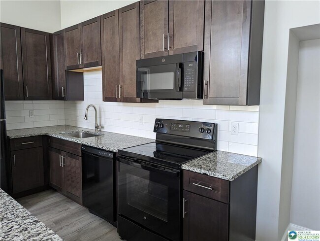 Building Photo - 216 Penn St