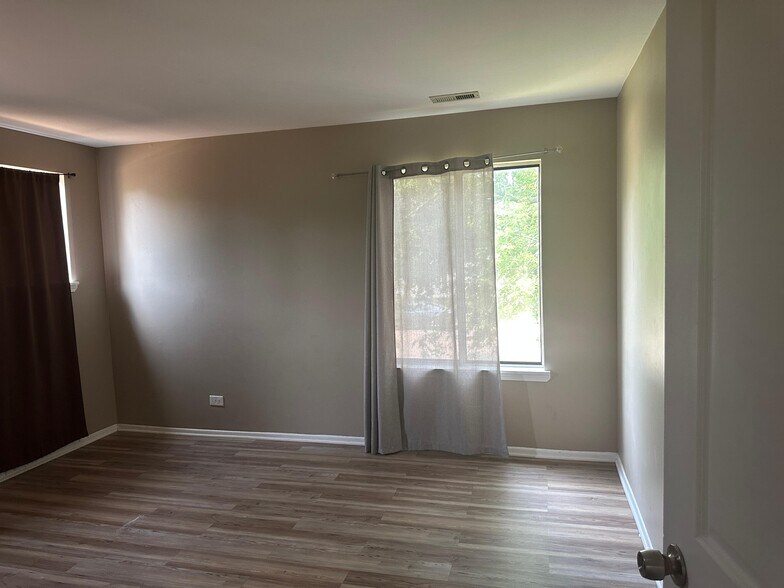 Building Photo - 320 Springlake Ln