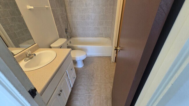 Building Photo - Newly Updated 1 Bedroom 1 Bath Apartment i...