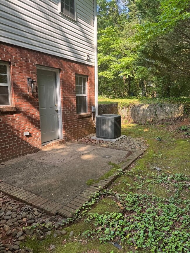 Building Photo - $1,150 | 2BR/1.5BA End Unit Townhouse – Sp...