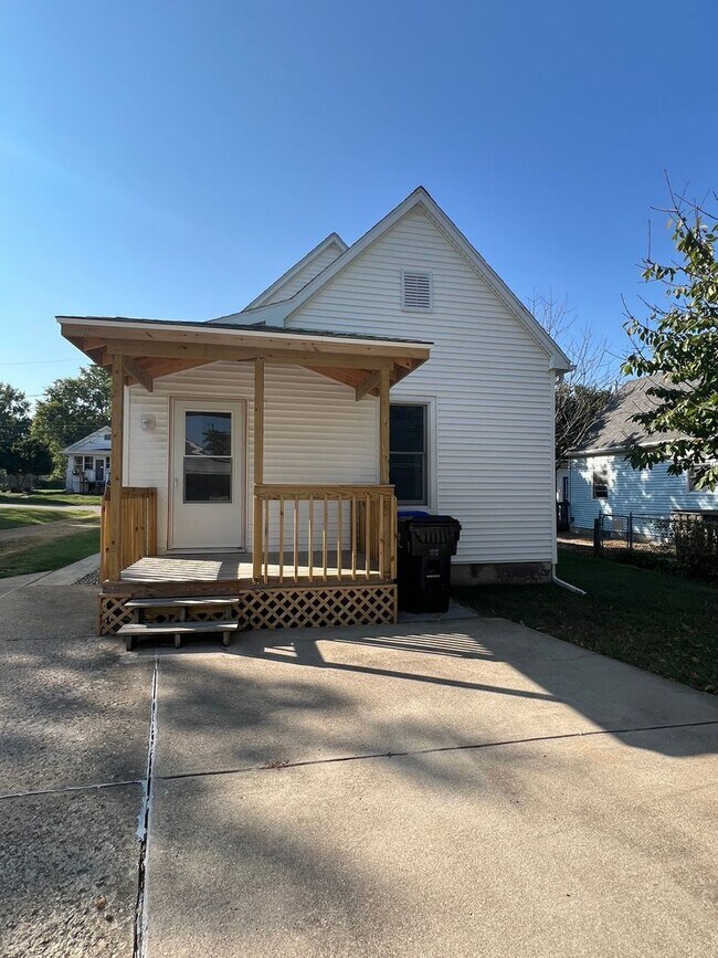 Building Photo - 1215 W Elm St