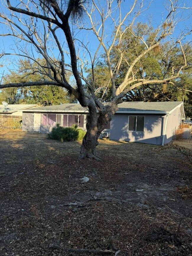 Building Photo - 4030 School Cir