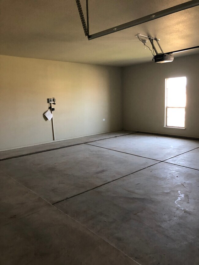 Building Photo - Located in HERITAGE HILLS !!! 2016 Built, ...