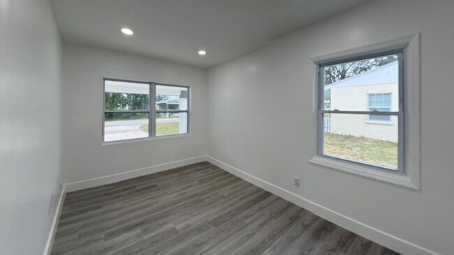 Building Photo - 311 Wren Ave