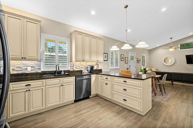 Building Photo - 104 Cedar St