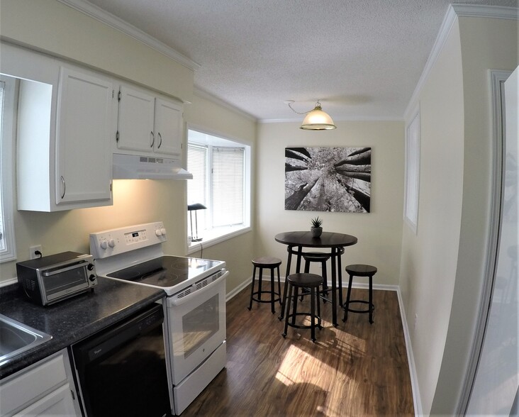 Eat-in kitchen/breakfast nook with big bright bay window - 17 Racquet Club Rd