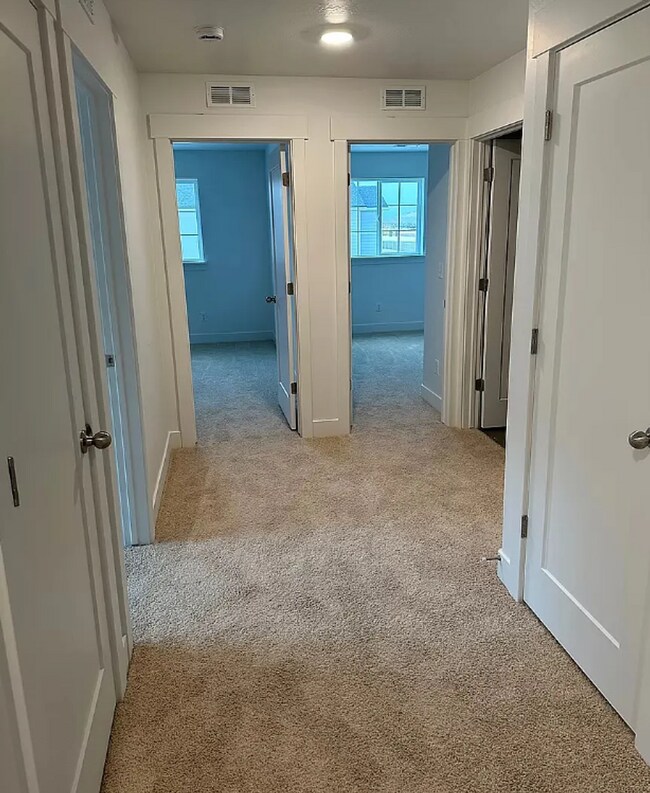 Building Photo - 4 bedroom/2.5 bathroom Townhome in Eagle M...