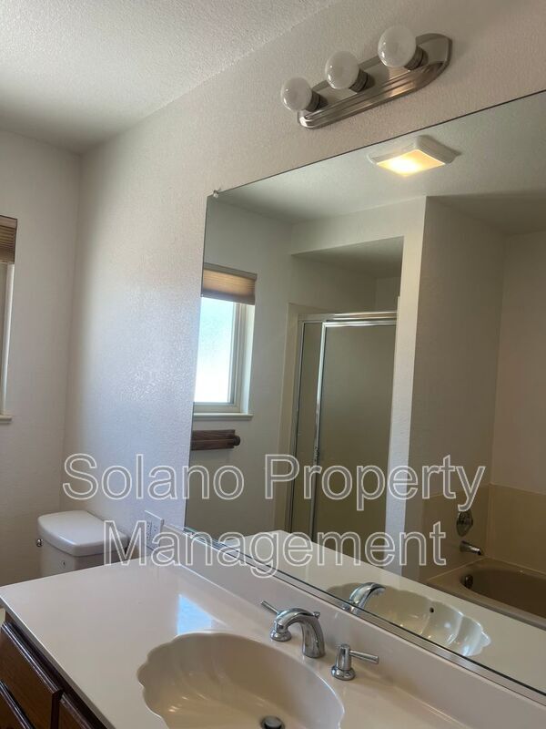 Building Photo - 142 Hillview Dr