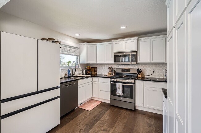 Building Photo - Available September! Charming House for rent in the Crest Club neighborhood!