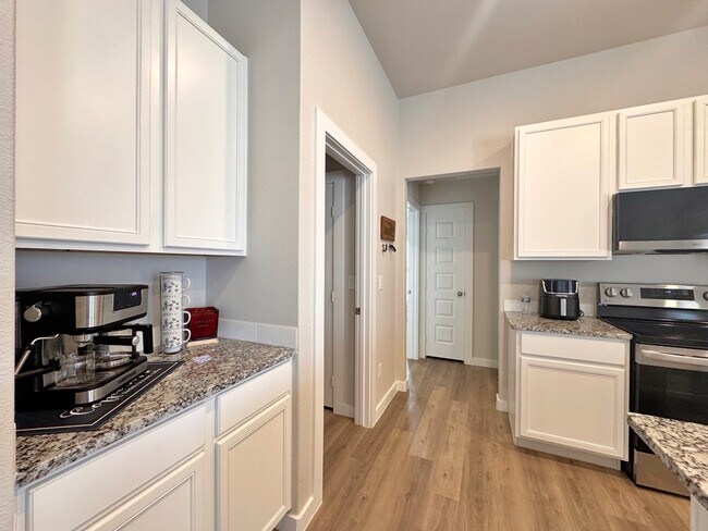 Building Photo - 10817 Saloon St