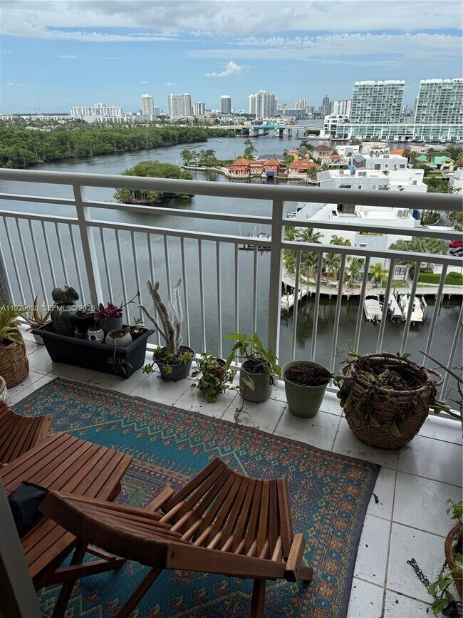 Building Photo - 400 Kings Point Dr