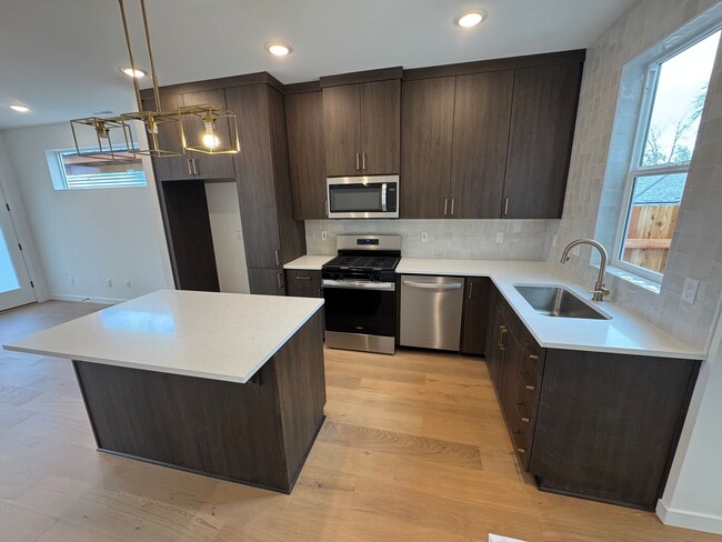 Building Photo - L0652