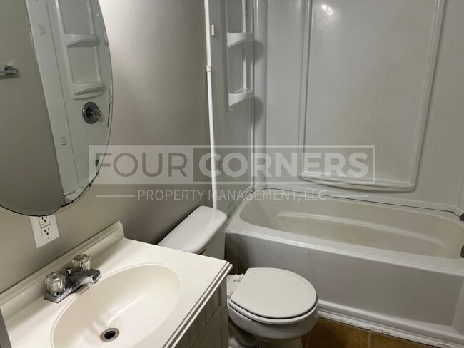 Building Photo - Lovely 2 Bedroom 1 Bath Home