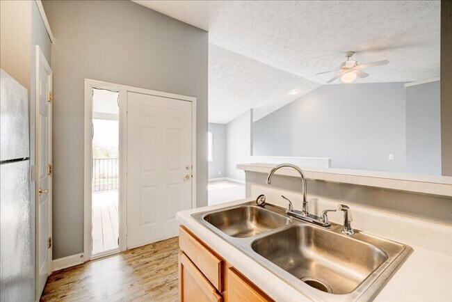 Building Photo - **2 bedroom 2 bath $1199/mo***Evansville, IN*** Pet Friendly**Vaulted Ceilings