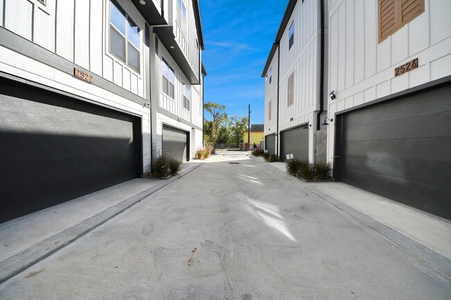 Building Photo - 2524 Live Oak St