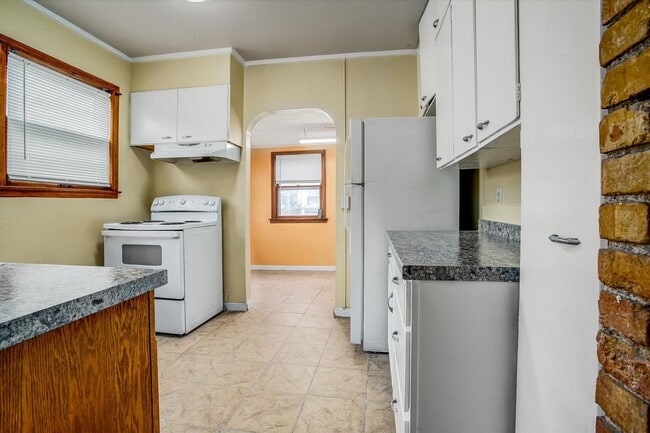 Building Photo - 908 E 31st St