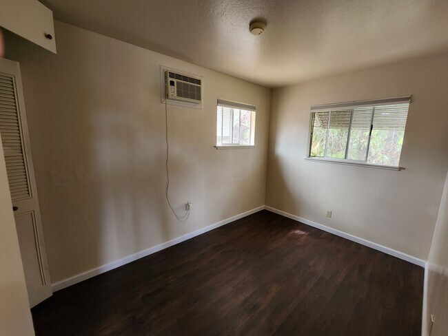 Building Photo - Racetrack 2