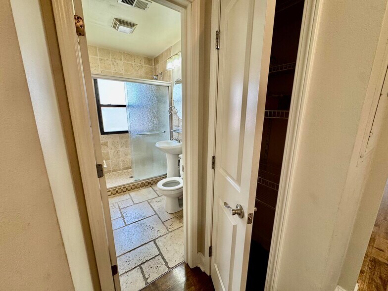 Building Photo - 4540 Jarboe St
