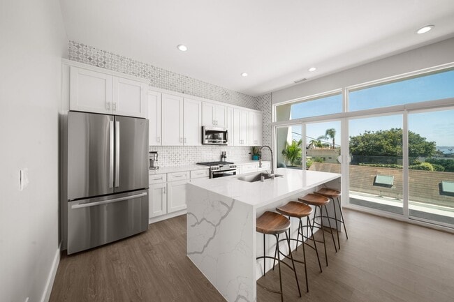 Building Photo - Stunning Fully Furnished 2 Bed/2 Bath Home in Bay Park (All Utilities Included)!