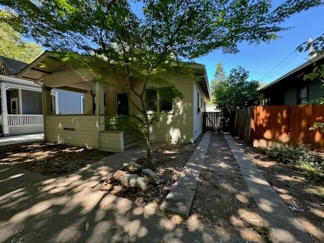 Building Photo - 2bd/1ba updated Midtown home
