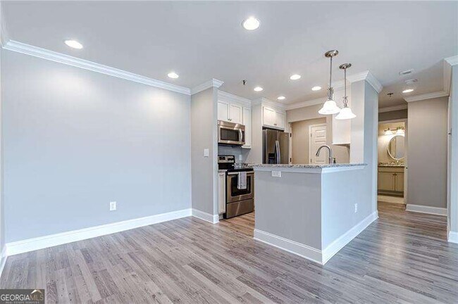 Building Photo - 300 Johnson Ferry Rd