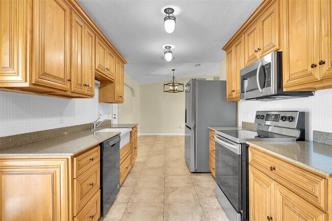 Building Photo - 709 SW Dorchester St