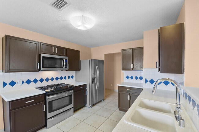 Building Photo - 9230 Eaglewood Spring Dr