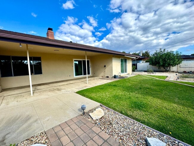 Building Photo - Light, Bright & Lovingly Maintained Claremont Home for Lease