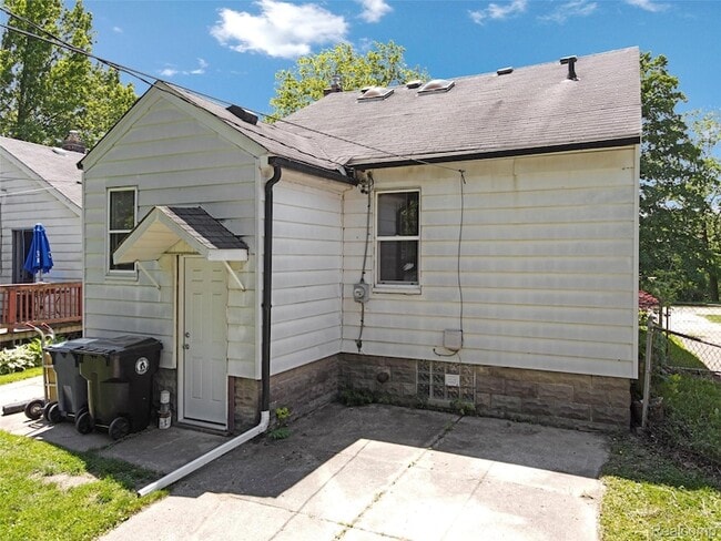 Building Photo - 15450 Lola Dr