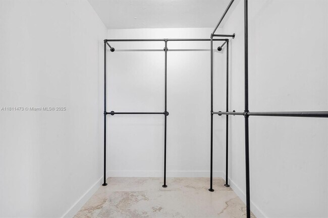 Building Photo - 2575 S Bayshore Dr