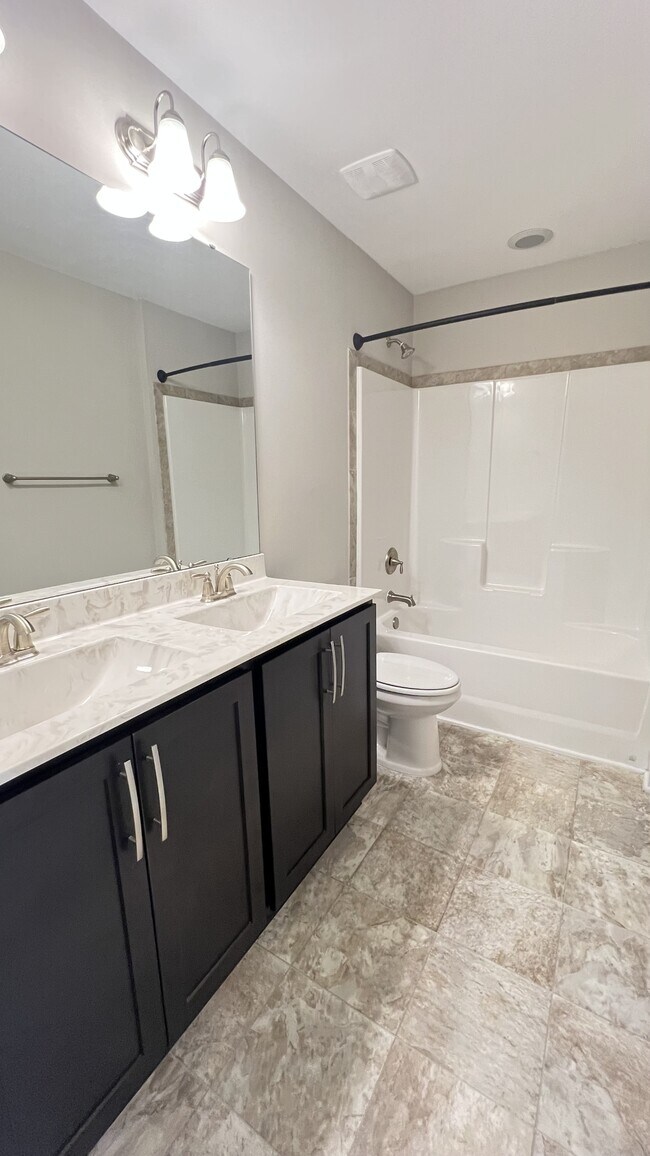 Building Photo - 550 Hampstead Pl
