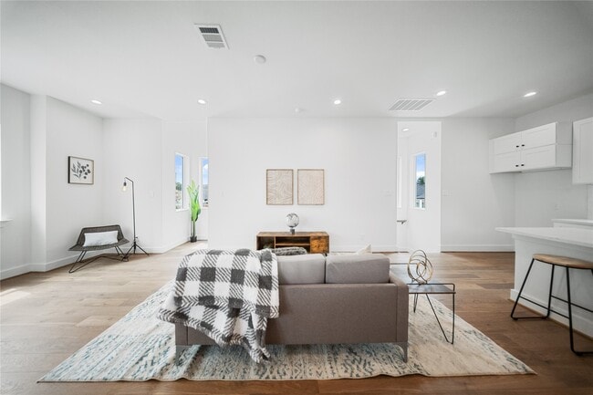 Building Photo - 1122 Hogan St