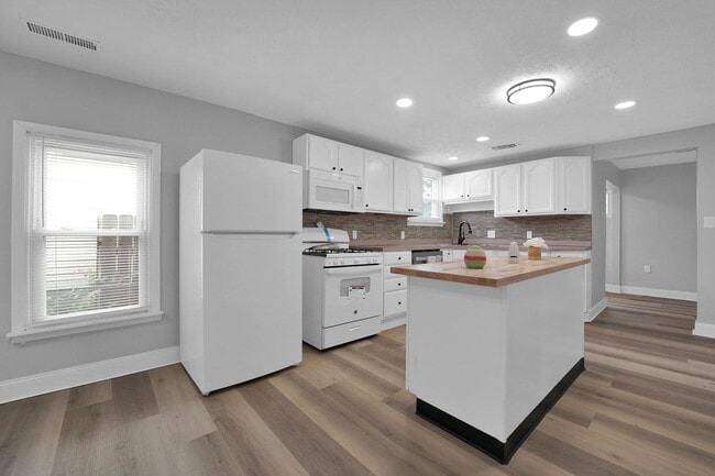 Building Photo - Spacious 4 Bedroom Single Family Home – Fe...