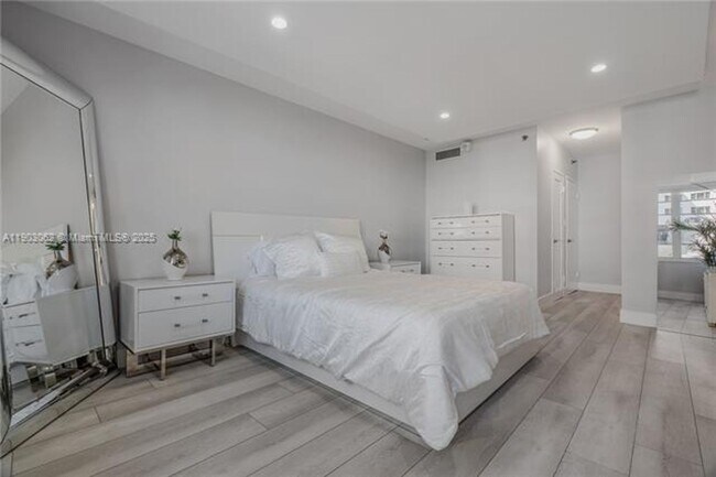 Building Photo - 100 Lincoln Rd