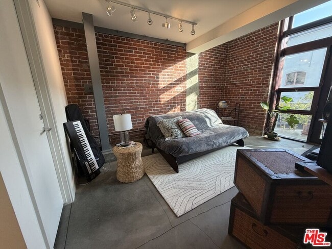 Building Photo - 940 E 2nd St